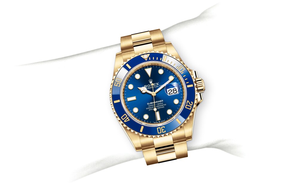 Rolex Submariner Meticulously Designed Watch With Gold Bracelet