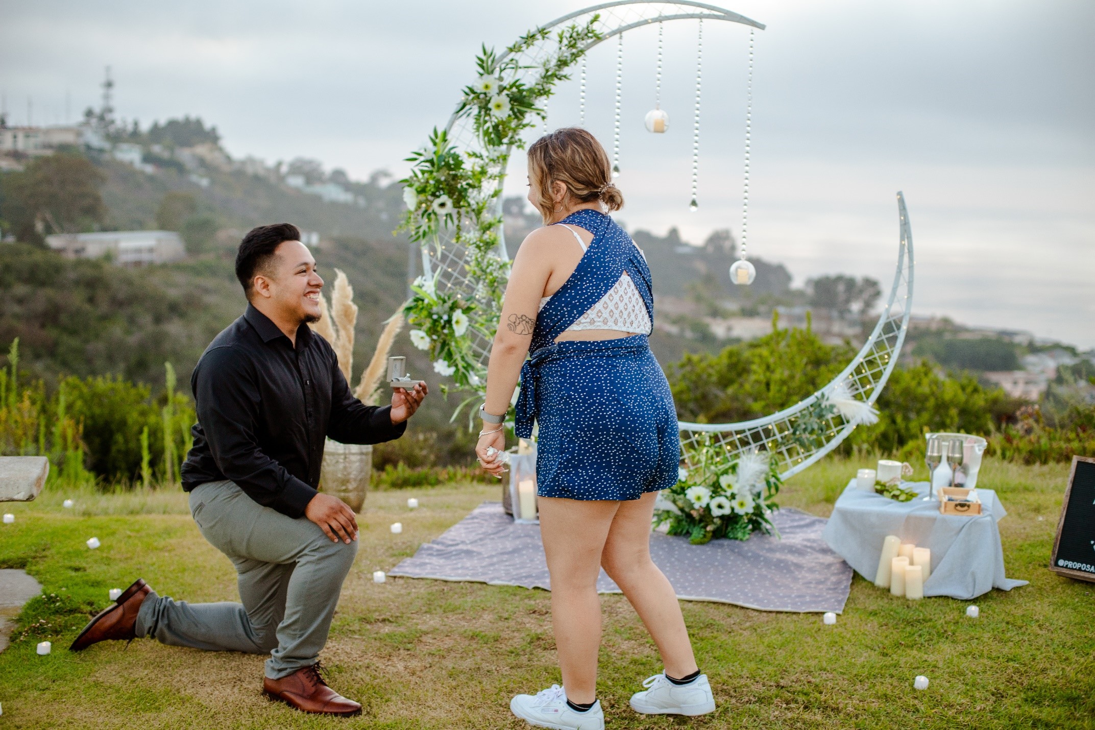 a person perposing girl for marrige