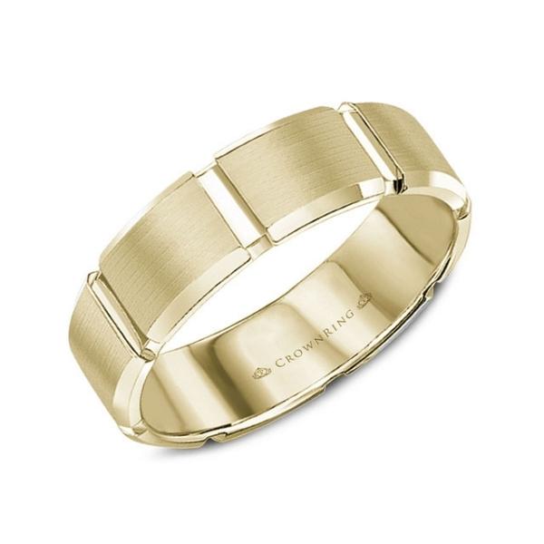 Gold men's wedding band from Razny Jewelers in Chicago